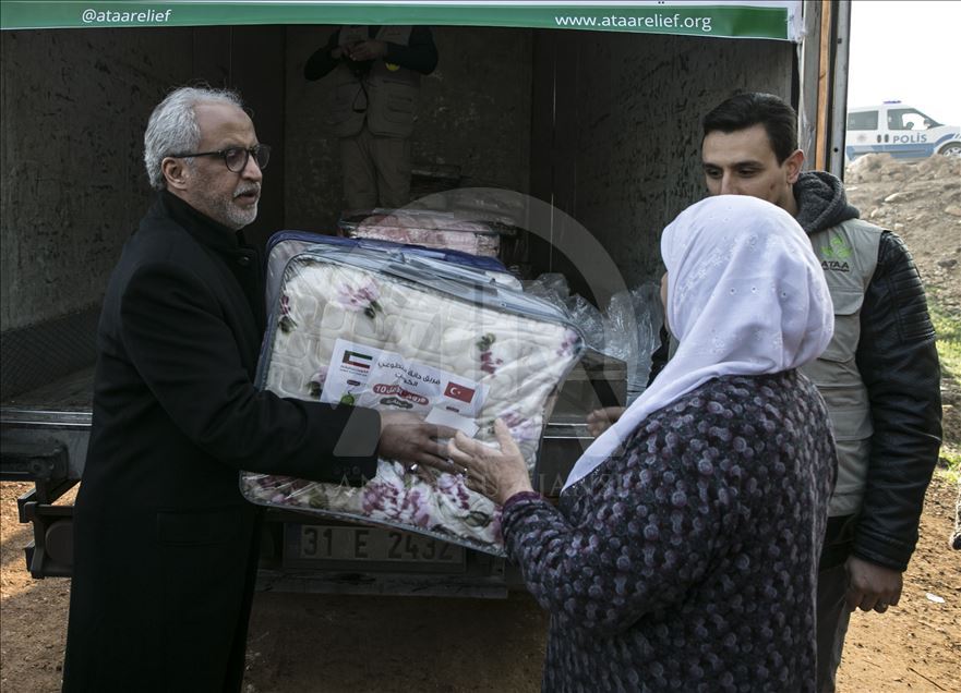 السفير الكويتي لدى أنقرة يوزع مساعدات على أسر سورية بهطاي