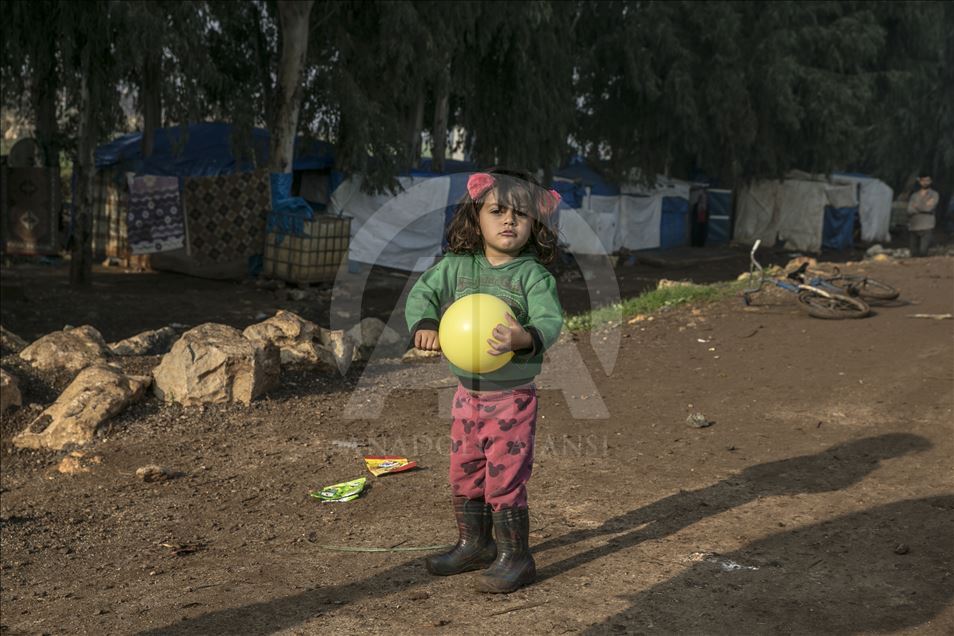 السفير الكويتي لدى أنقرة يوزع مساعدات على أسر سورية بهطاي