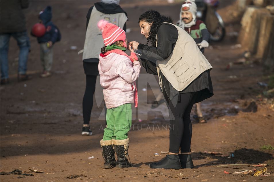 السفير الكويتي لدى أنقرة يوزع مساعدات على أسر سورية بهطاي