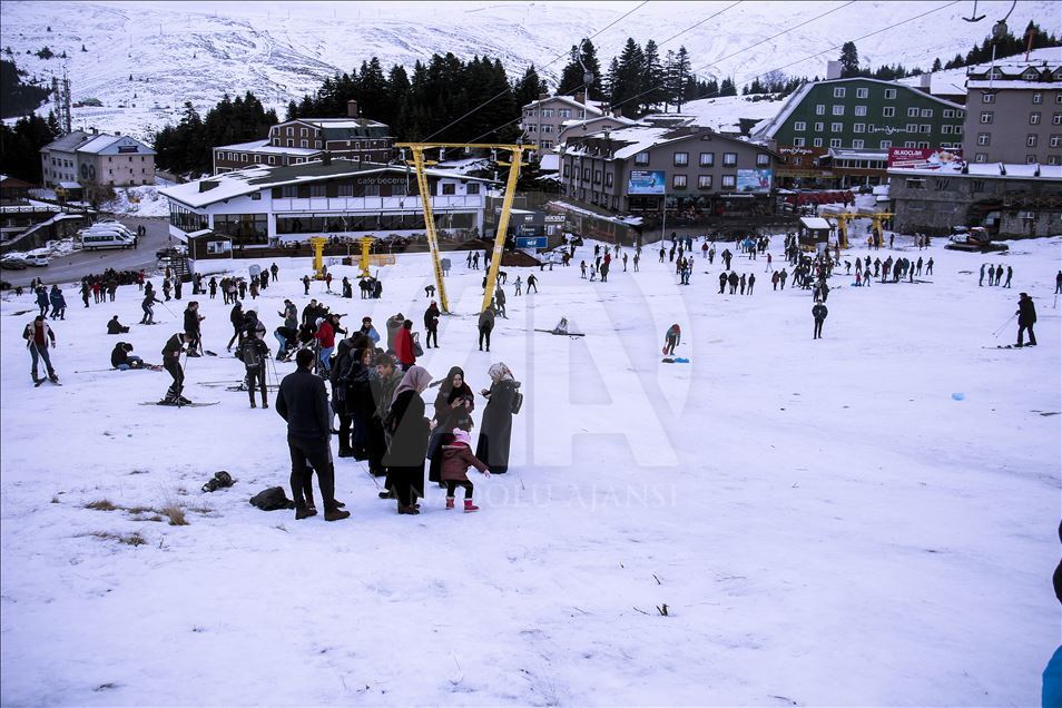 Turquie : Importante affluence avec l'ouverture de la saison touristique d'hiver dans la montagne "Uludag"
