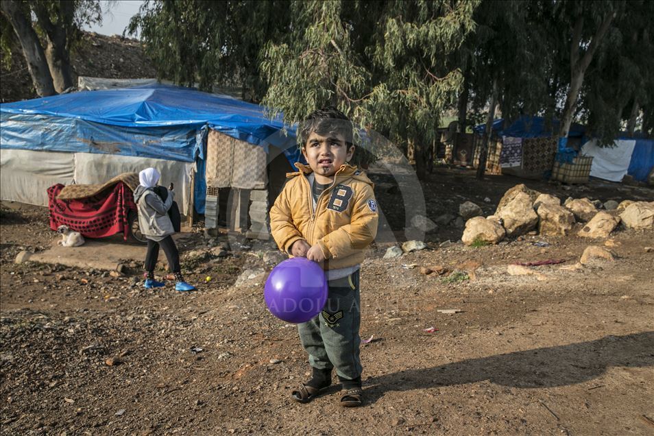 السفير الكويتي لدى أنقرة يوزع مساعدات على أسر سورية بهطاي