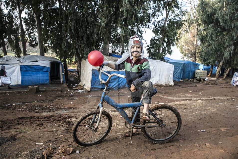 السفير الكويتي لدى أنقرة يوزع مساعدات على أسر سورية بهطاي