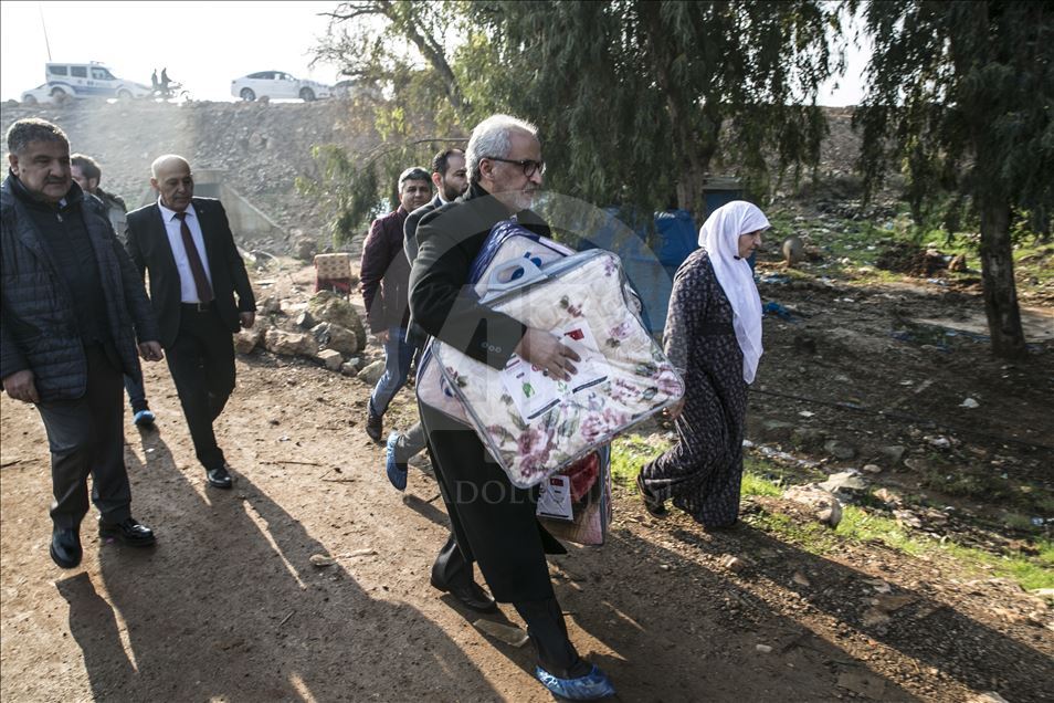 السفير الكويتي لدى أنقرة يوزع مساعدات على أسر سورية بهطاي