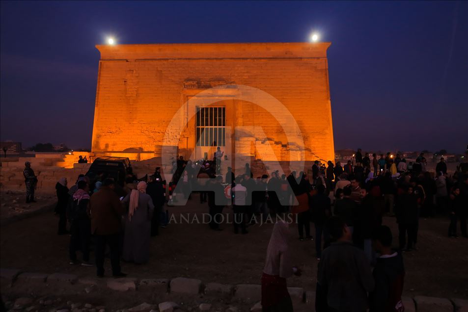 Le phénomène du soleil perpendiculaire sur un temple égyptien marque le début du "solstice d'hiver"

