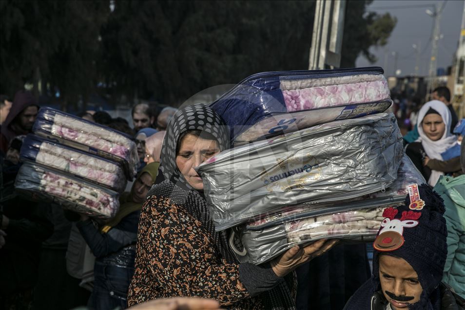 السفير الكويتي لدى أنقرة يوزع مساعدات على أسر سورية بهطاي