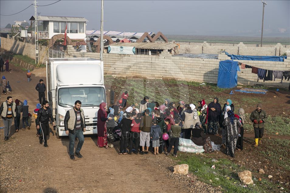 السفير الكويتي لدى أنقرة يوزع مساعدات على أسر سورية بهطاي