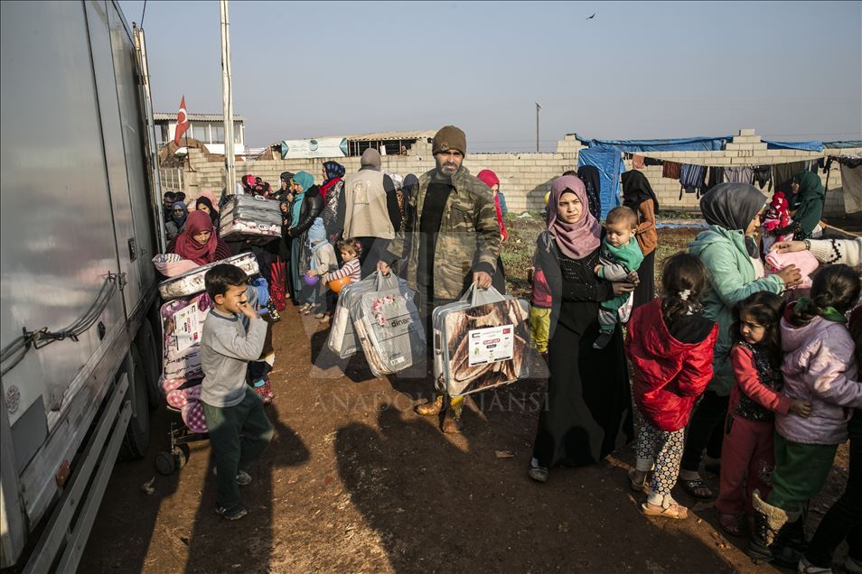 السفير الكويتي لدى أنقرة يوزع مساعدات على أسر سورية بهطاي