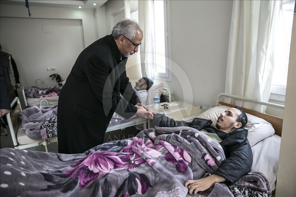 السفير الكويتي لدى أنقرة يوزع مساعدات على أسر سورية بهطاي