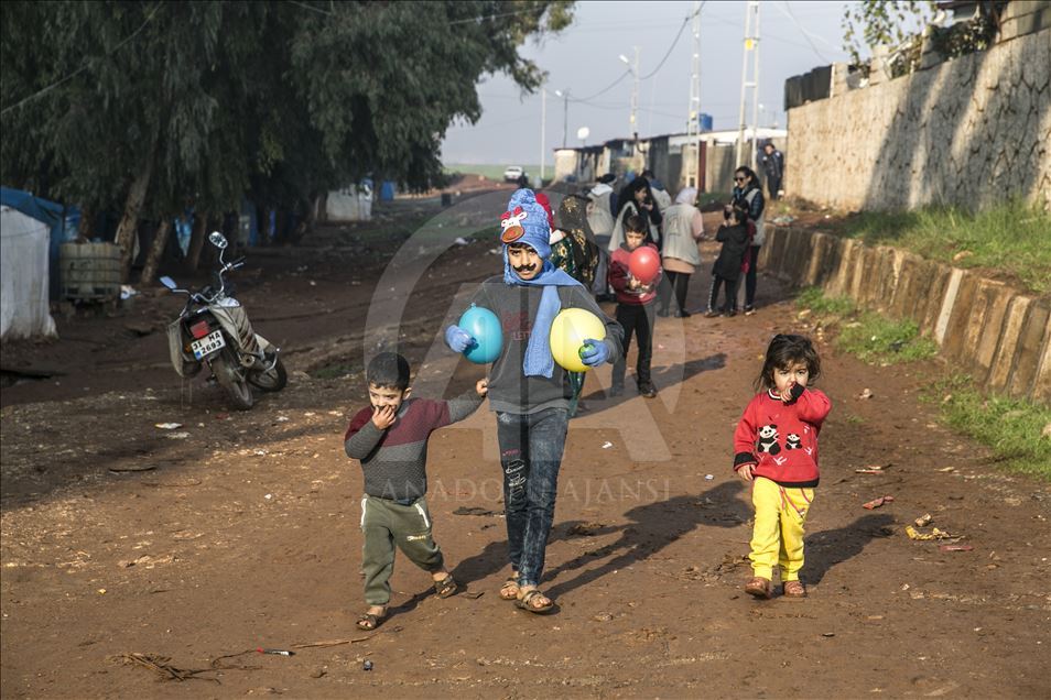 السفير الكويتي لدى أنقرة يوزع مساعدات على أسر سورية بهطاي