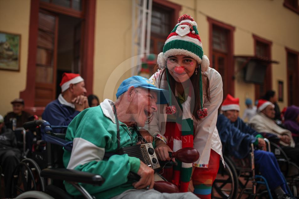 Terapia de sonrisa navideña en un hogar geriátrico en Colombia