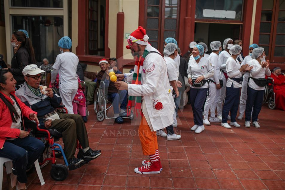Terapia de sonrisa navideña en un hogar geriátrico en Colombia