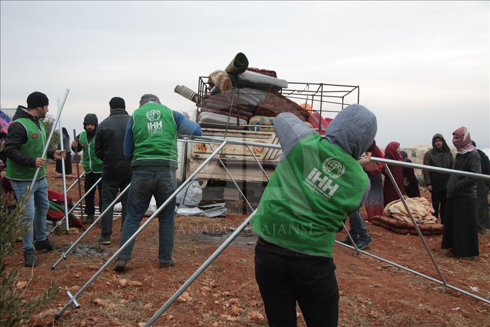 تركيا تواصل نصب الخيم لنازحي ريف إدلب الجنوبي
