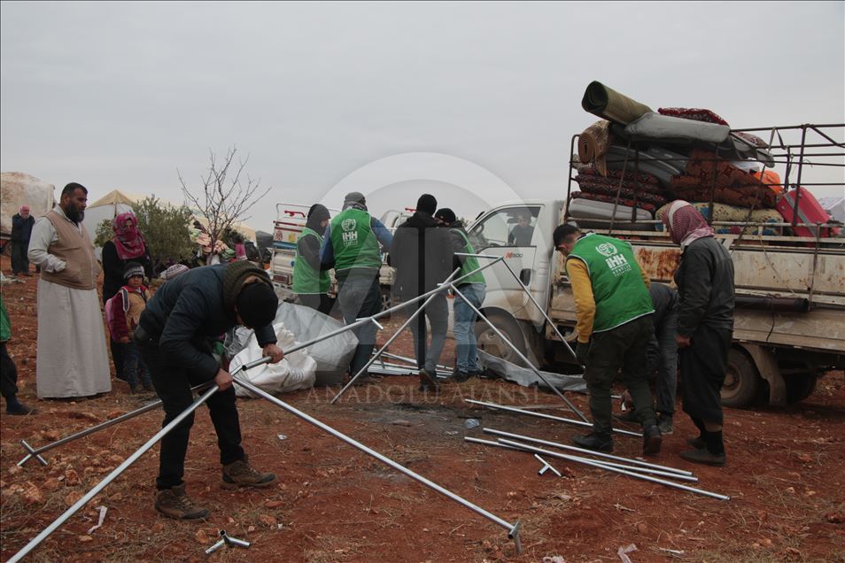 تركيا تواصل نصب الخيم لنازحي ريف إدلب الجنوبي
