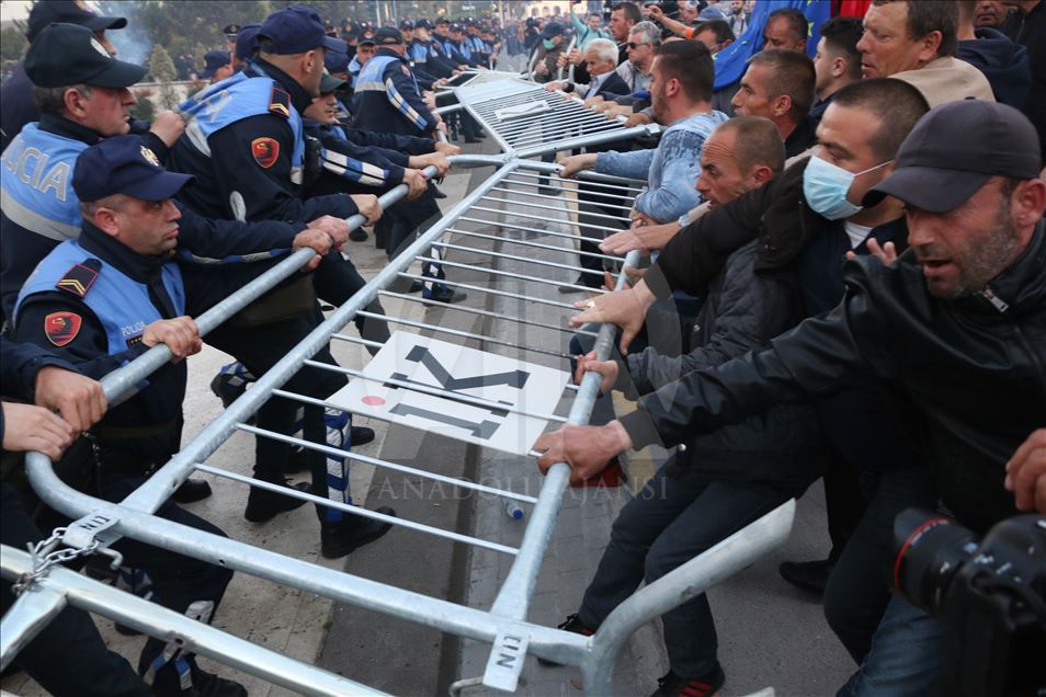 Албанија: Опозициските партии протестираа во Тирана