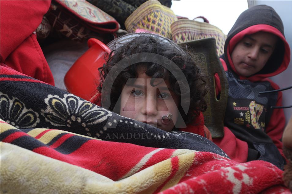 تركيا تواصل نصب الخيم لنازحي ريف إدلب الجنوبي
