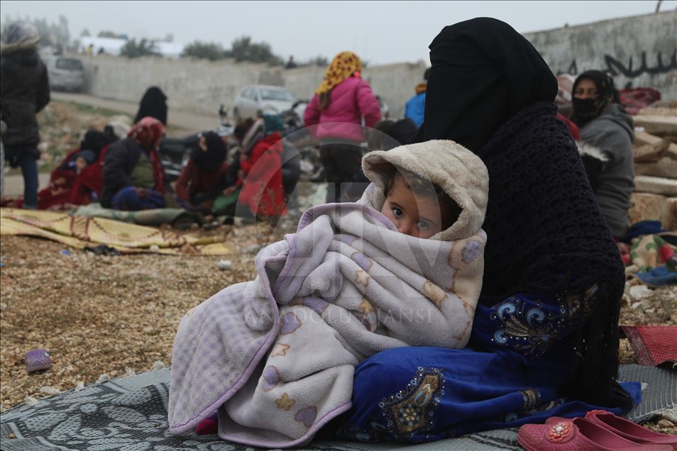 تركيا تواصل نصب الخيم لنازحي ريف إدلب الجنوبي
