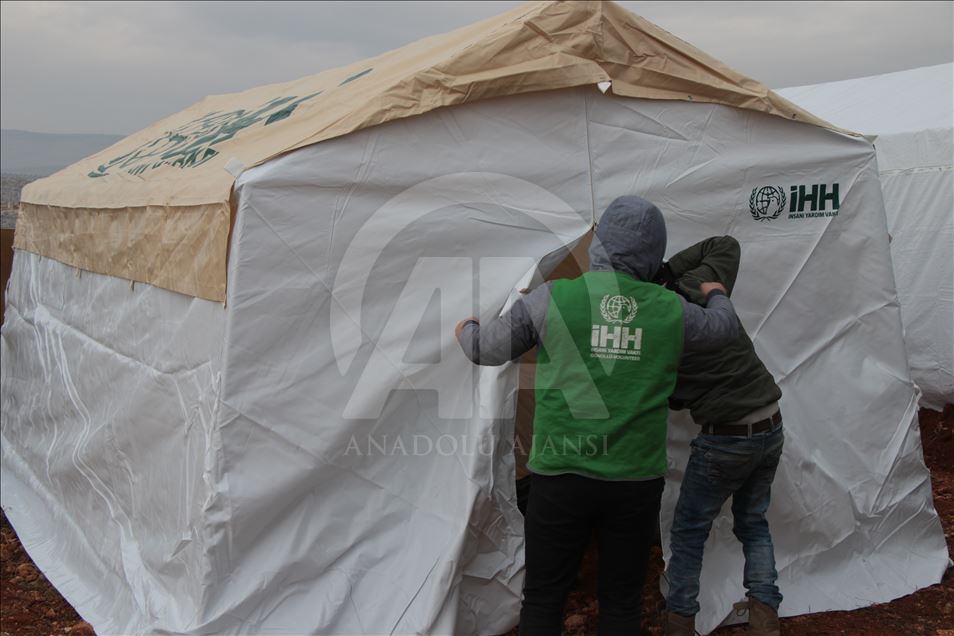 تركيا تواصل نصب الخيم لنازحي ريف إدلب الجنوبي
