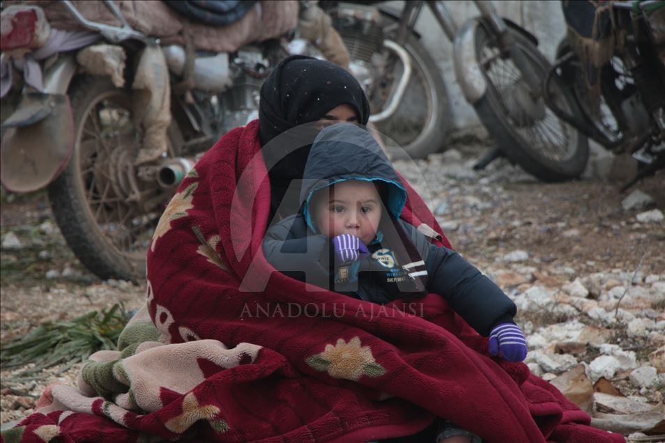 تركيا تواصل نصب الخيم لنازحي ريف إدلب الجنوبي
