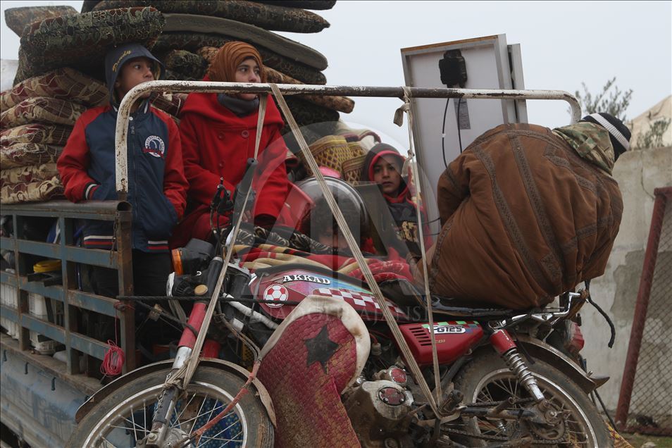 تركيا تواصل نصب الخيم لنازحي ريف إدلب الجنوبي
