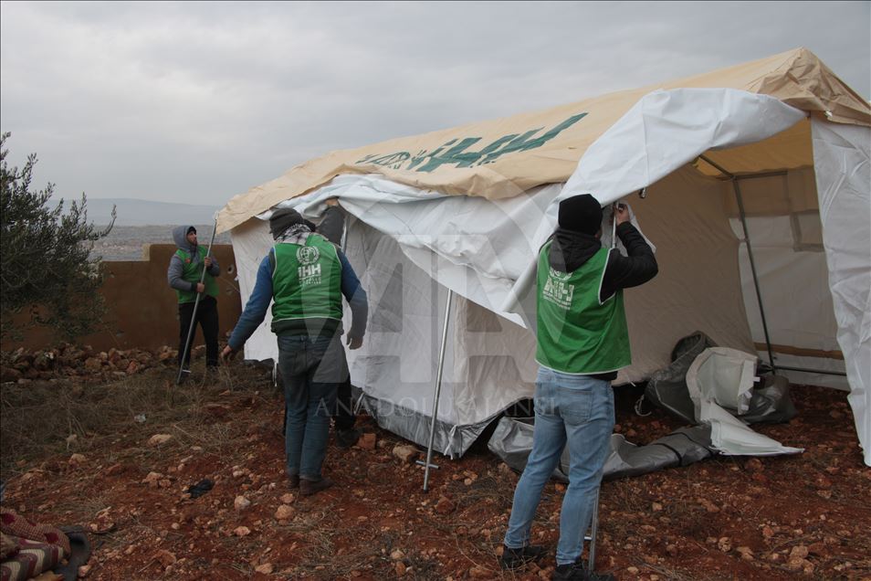 تركيا تواصل نصب الخيم لنازحي ريف إدلب الجنوبي
