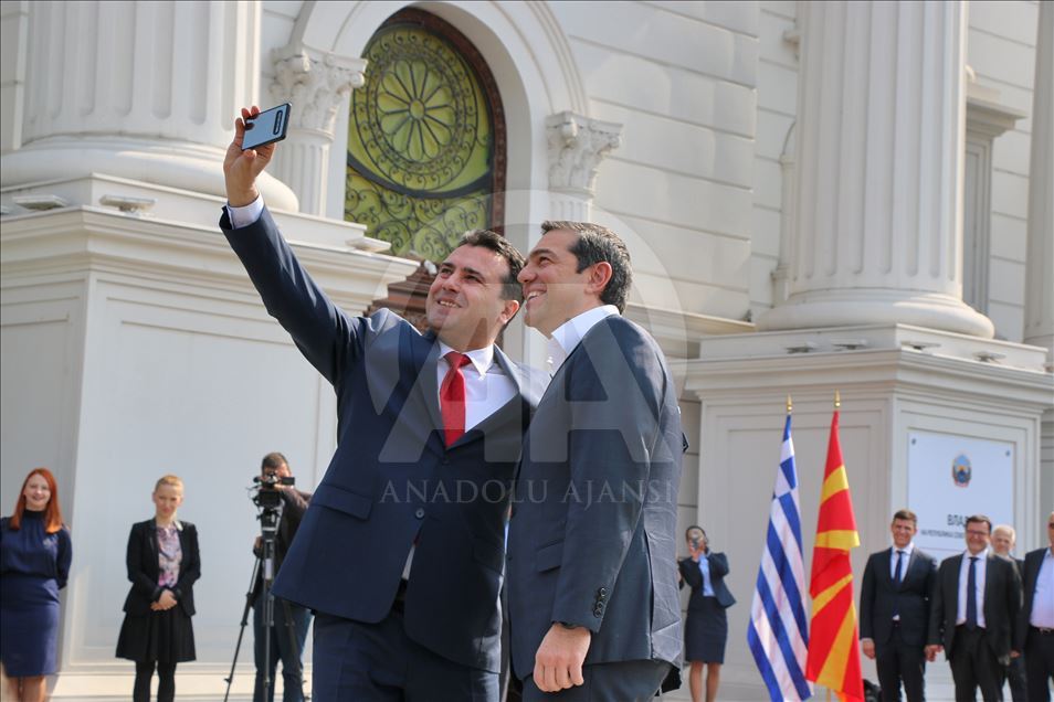 Kryeministri Tsipras për vizitë në Shkup, pritet në takim nga homologu i tij Zaev
