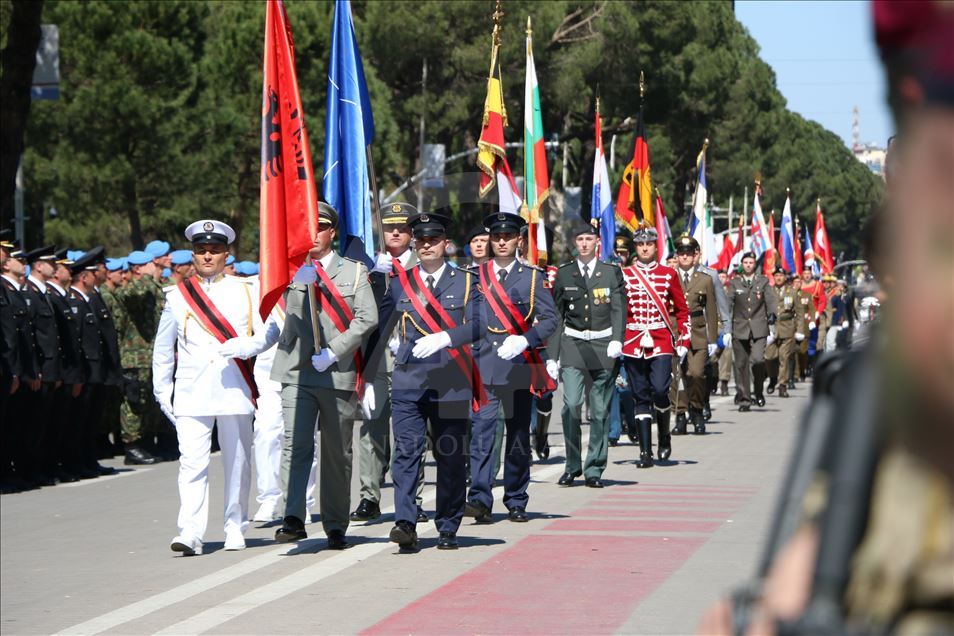 Ceremoni ushtarake për 10-vjetorin e anëtarësimit të Shqipërisë në NATO