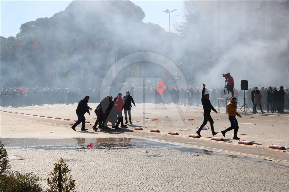 Tiranë, tensione në protestën e partive opozitare
