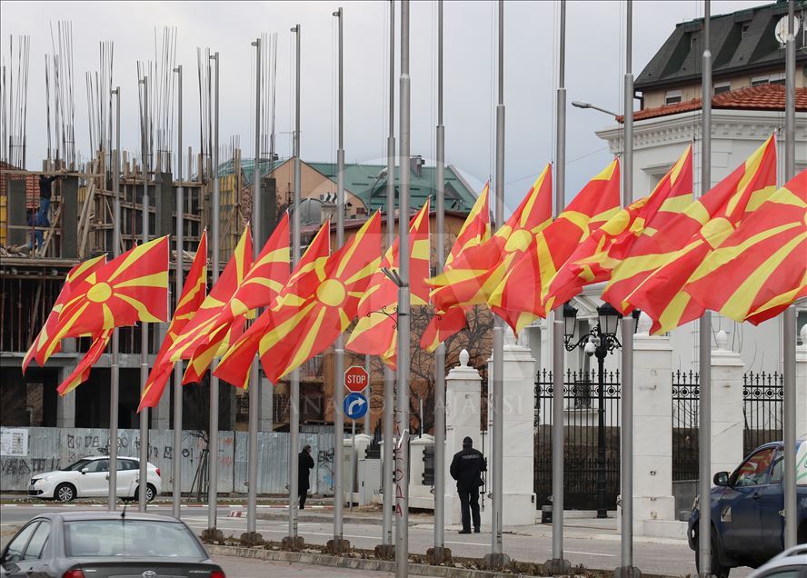 Flamujt para Qeverisë së Republikës së Maqedonisë së Veriu