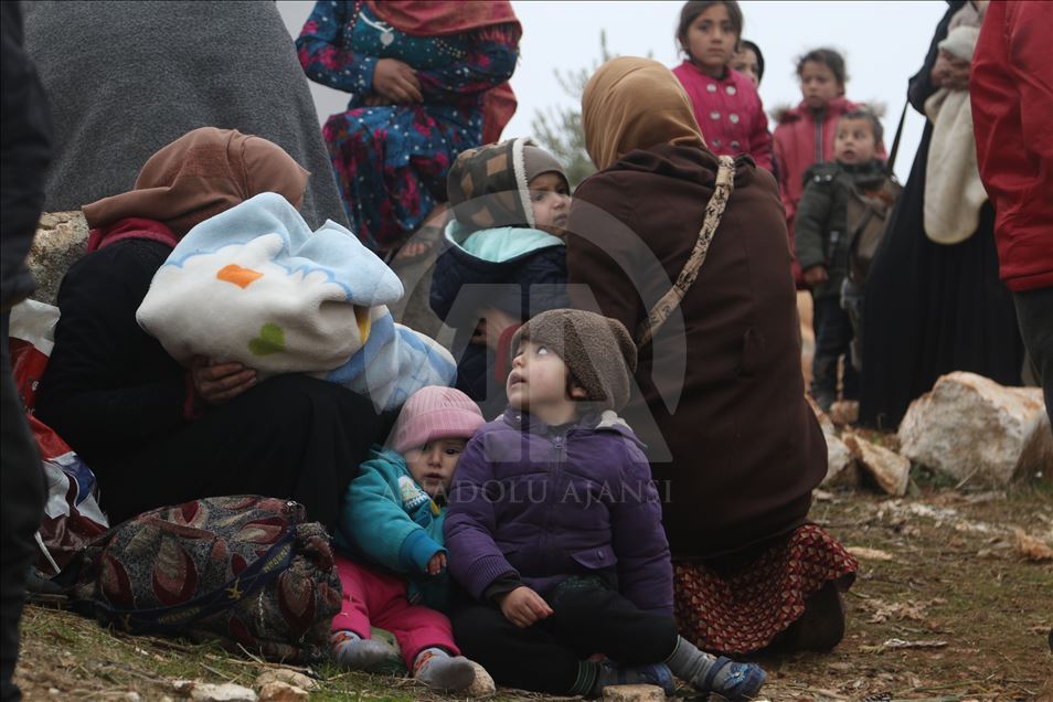 تركيا تواصل نصب الخيم لنازحي ريف إدلب الجنوبي
