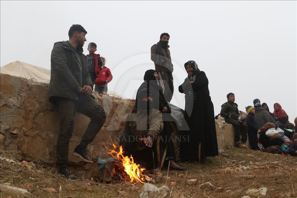 تركيا تواصل نصب الخيم لنازحي ريف إدلب الجنوبي
