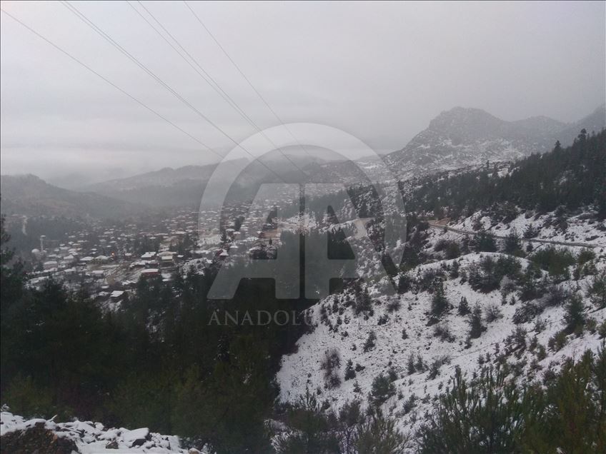 Adana ve Osmaniye'nin yüksek kesimlerindeki kar yağışı hayatı olumsuz etkiliyor