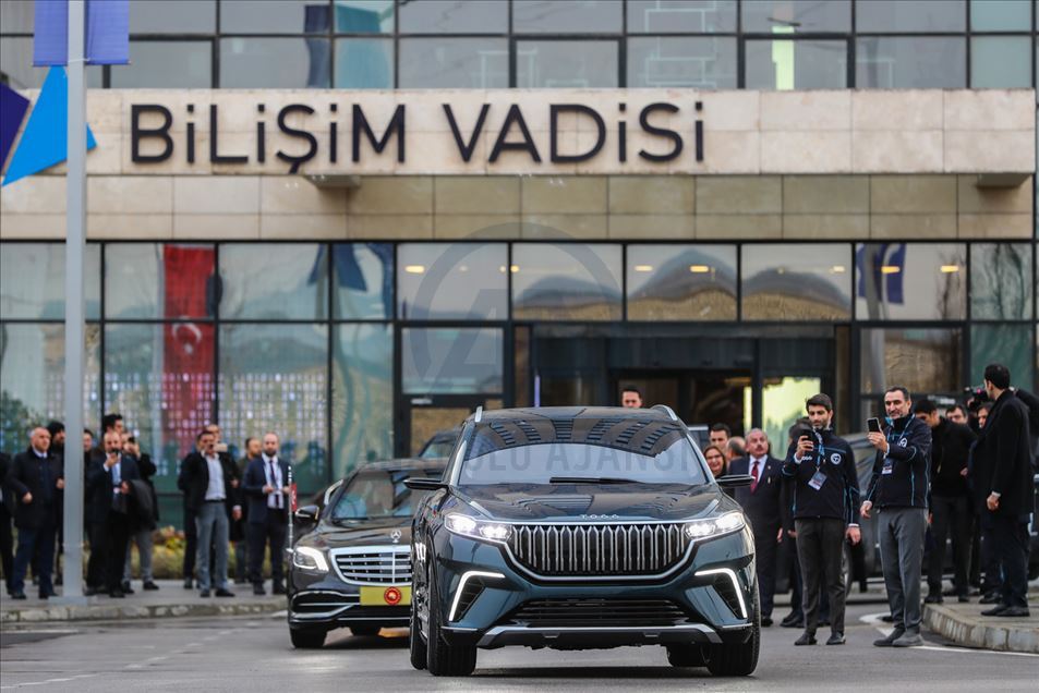 Recep Tayyip Erdogan conduce el primer automóvil fabricado en Turquía