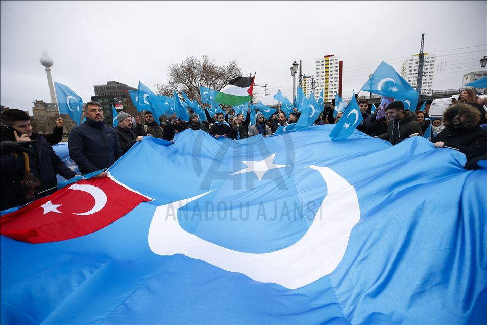 Çin'in Uygurlara yönelik baskı politikaları Berlin'de binlerce kişinin katılımıyla protesto edildi
