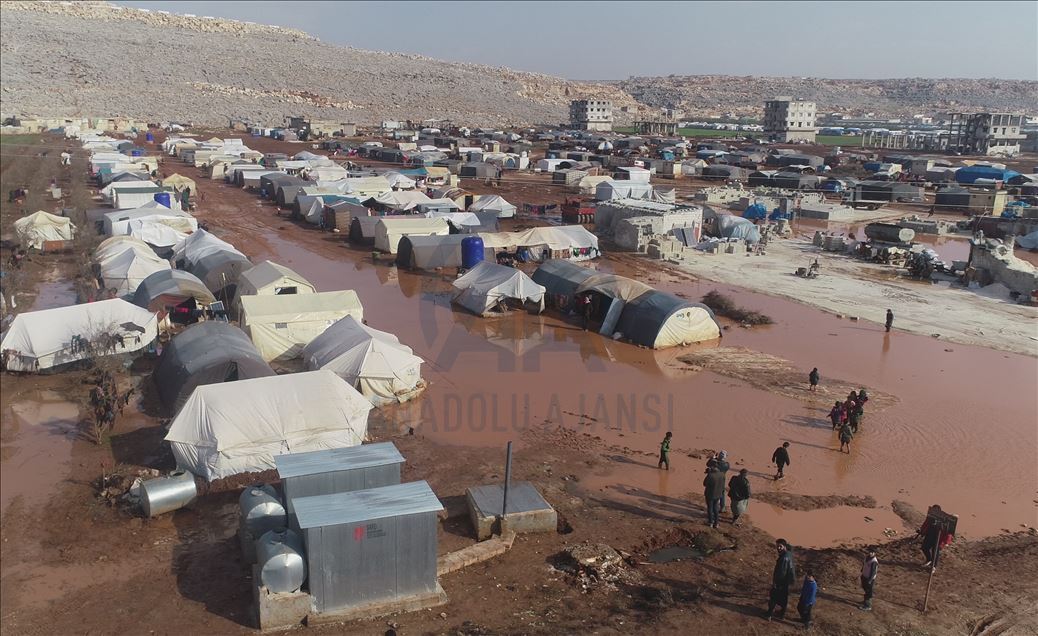 Displaced Syrian civilians struggle to live in Idlib