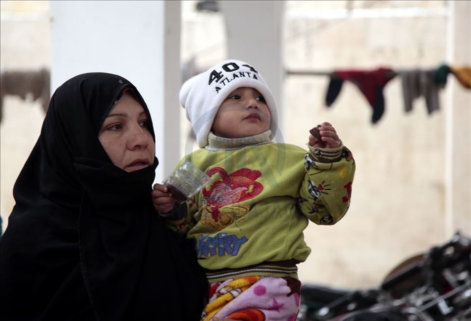هربًا من القصف.. عوائل سورية تلجأ الى مسجد وسط إدلب