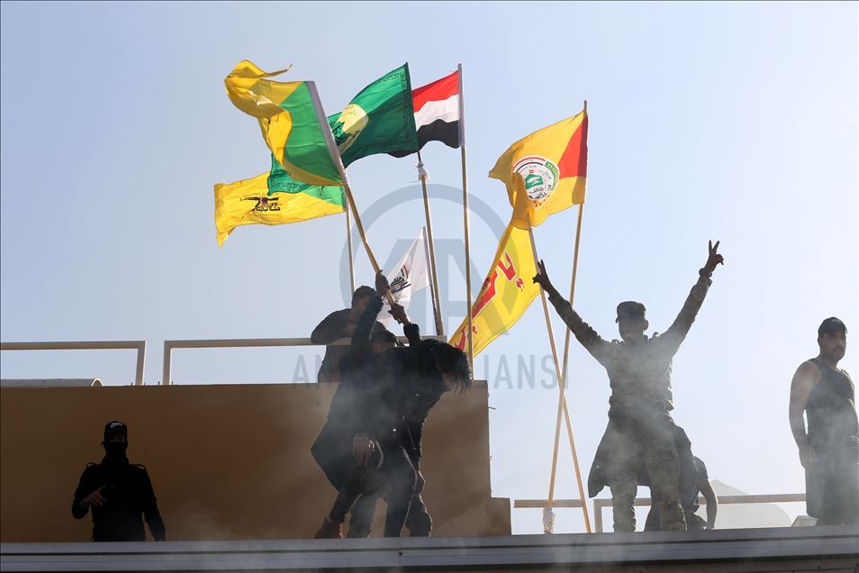 العراق.. محتجون يحاولون اقتحام سفارة واشنطن ببغداد