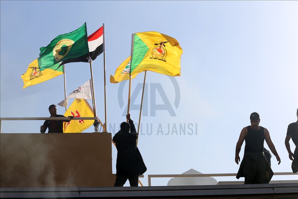 العراق.. محتجون يحاولون اقتحام سفارة واشنطن ببغداد