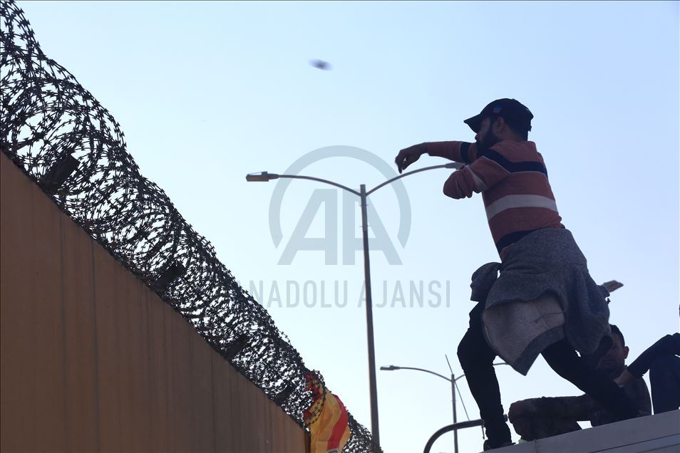 العراق.. محتجون يحاولون اقتحام سفارة واشنطن ببغداد