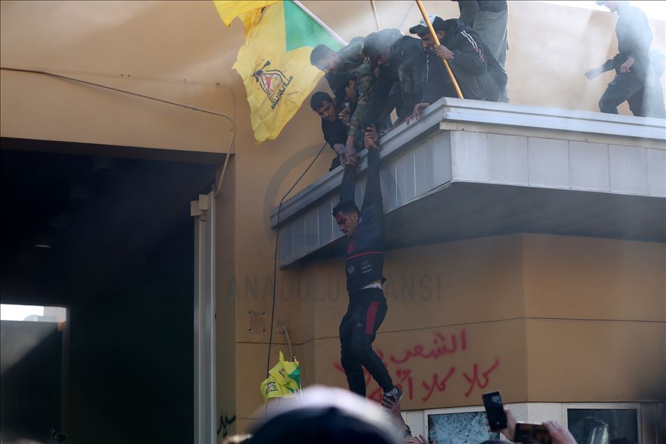 العراق.. محتجون يحاولون اقتحام سفارة واشنطن ببغداد