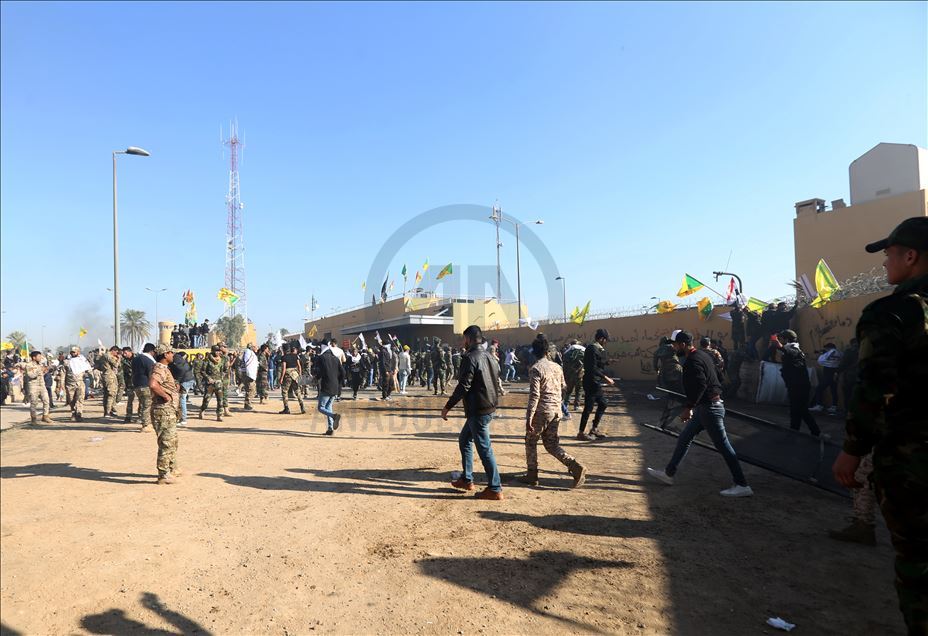 العراق.. محتجون يحاولون اقتحام سفارة واشنطن ببغداد