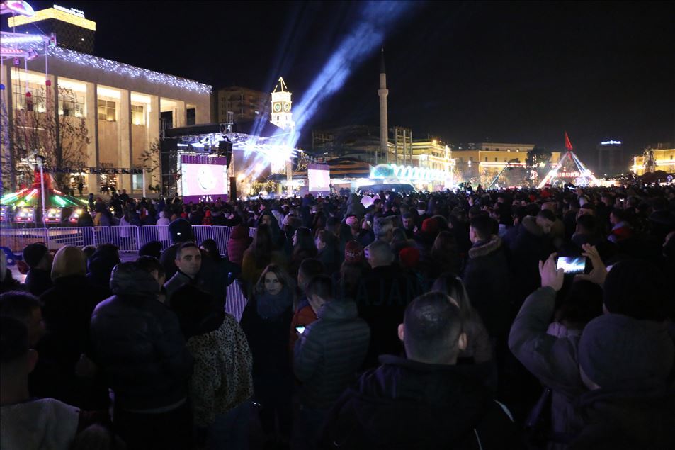 Festohet ndërrimi i viteve në Tiranë