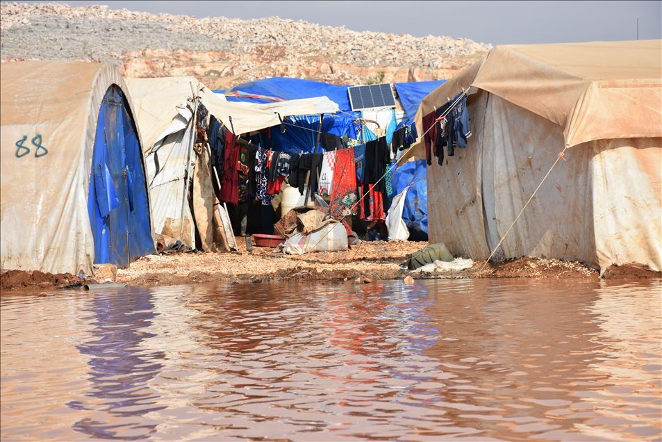 İdlib'de su ve çamur altında kalan kampta çaresiz bekleyiş sürüyor

