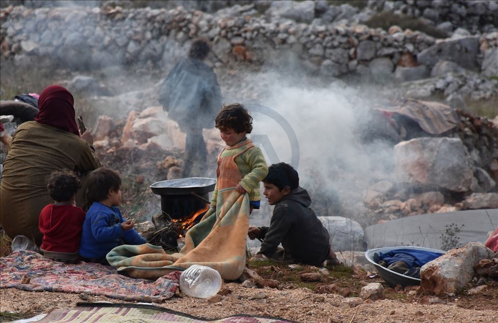 İdlib'de su ve çamur altında kalan kampta çaresiz bekleyiş sürüyor
