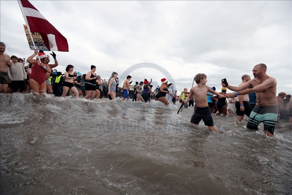 Сотни американцев погрузились в холодную воду Кони-Айленда
