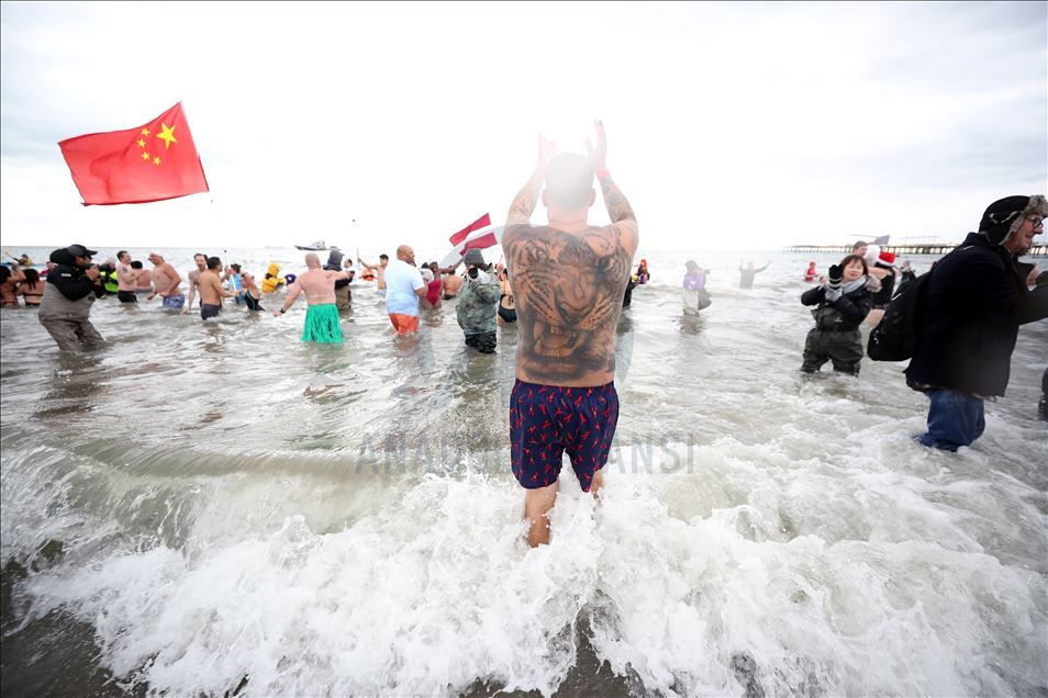 Сотни американцев погрузились в холодную воду Кони-Айленда