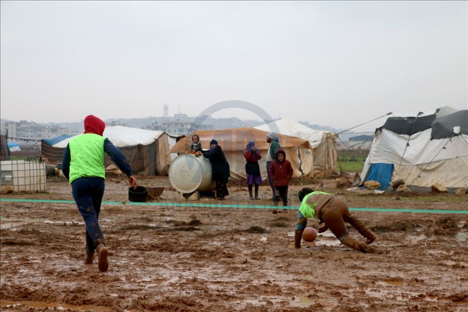 İdlib'de "yağmur çamur demeden" yapılan futbol maçı, çocukların yüzünü güldürdü
