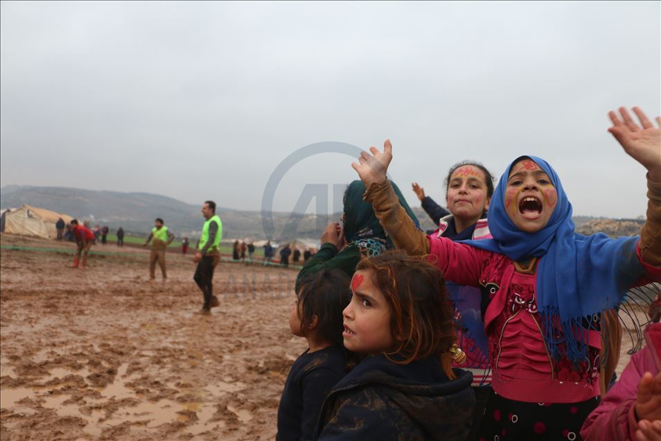 İdlib'de "yağmur çamur demeden" yapılan futbol maçı, çocukların yüzünü güldürdü
