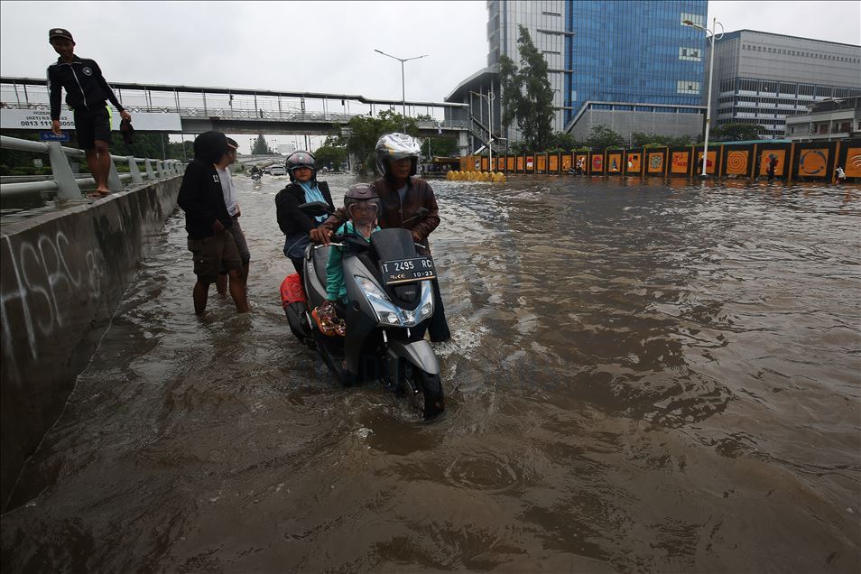 Banjir Melumpuhkan Sebagian Wilayah Jakarta Anadolu Ajansı