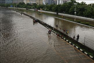 Banjir melumpuhkan sebagian wilayah Jakarta