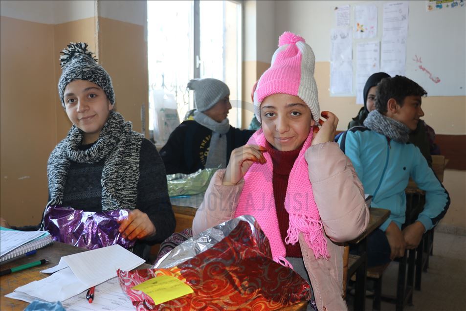 "Ufacık eller" Diyarbakırlı öğrencilerin ördükleri atkı ve berelerle üşümeyecek